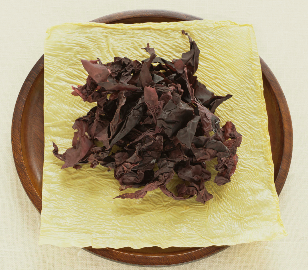 Dulse: Mineral-Rich Sea Nutrition & Thyroid Support From the cold waters of Nova Scotia, dulse supplies deep mineral nourishment and natural iodine—critical for thyroid function. Because the thyroid regulates: Metabolism Weight balance Circulation Body temperature Menstrual regularity Hair strength Skin repair